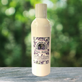 Il docciaschiuma con olio essenziale di lavanda è molto più di un semplice detergente. È un'esperienza sensoriale completa che trasforma la doccia in un momento di relax e cura. L'aroma delicato e le proprietà lenitive della lavanda si uniscono per offrirti una sensazione di benessere e freschezza che dura tutta la giornata.