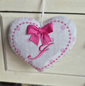 bomboniera bambina, bomboniere personalizzate, cuore in stoffa con iniziale, cuore con lavanda e dettagli rosa/fuxia