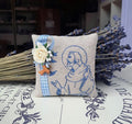 Cuscino con lavanda, cuscino di lavanda ricamato, cuscinetto con lavanda ricamato con S. Francesco . bomboniera religiosa, bomboniera per santa Cresima, bomboniera per prima comunione, bomboniera per matrimonio, bomboniere fatte a mano, bomboniere utili e originali. bomboniera per matrimonio.