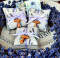 Bomboniere religiose, idee per bomboniere Cresima Maschio. Cuscinetti di lavanda con Tau in  legno, se hanno applicato un ciondolo Tau  Francescano di legno.  Sono riempiti con la lavanda di  Assisi.   possono essere usati come decorazione  e profuma ambiente per la casa, oppure  possono essere  divisi per inserire nei vostri cassetti. I cuscinetti di lavanda sono una bella idea per  bomboniere, regalo San Francesco Assisi, un' idea regalo religiosa. Regali di Natale, souvenir Assisi.
