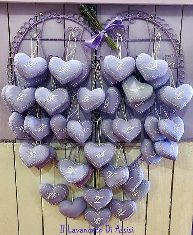 Idee regalo personalizzate, regali con iniziali, Cuore imbottito di lavanda con cifre. Cuore con iniziali. Il nostro cuore ricamato è una bellissima idea regalo personalizzata, in colore tra lilla e azzurro è un regalo ideale per lei e per lui. Il sacchetto di lavanda a forma di cuore è una nostra creazione artigianale è realizzato ad Assisi ed imbottito dei nostri  fiori di lavanda.    Idee regalo Natale, idee regalo per San Valentino, souvenir Assisi