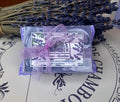 Cuscino di lavanda con sapone alla lavanda. Cuscino pieno di fiori di lavanda con saponetta con olio essenziale di lavanda da 100 gr. Prodotti alla lavanda, Idee regalo alla lavanda.  Idee regalo, idee regalo con lavanda, idee regalo utili, idee regalo profumate, idee regalo per Natale. Sapone con olio essenziale di lavanda. cuscinetto lavanda