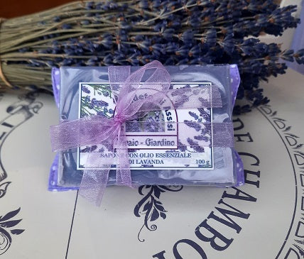 Cuscino di lavanda con sapone alla lavanda. Cuscino pieno di fiori di lavanda con saponetta con olio essenziale di lavanda da 100 gr. Prodotti alla lavanda, Idee regalo alla lavanda.  Idee regalo, idee regalo con lavanda, idee regalo utili, idee regalo profumate, idee regalo per Natale. Sapone con olio essenziale di lavanda. cuscinetto lavanda