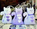 Gatti in stoffa, sacchetti lavanda gatto, gattino da regalare, idee regalo Natale gatto, vendita gatti per bomboniera online , bomboniere lavanda, bomboniera con gatto, gatto in stoffa, bomboniere artigianali, bomboniere fatte a mano, bomboniere con animaletti, Gatto in stoffa, sacchetti profumati, sacchetti lavanda. La bomboniera con gattino è ideale come bomboniera Prima Comunione per bambina, bomboniera Prima Comunione per bambino, regalo e idea per bomboniere. Cosa regalare a chi ama i Gatti?