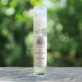 Un gel antiodorante alla lavanda è un prodotto per l'igiene personale progettato per aiutare a controllare e prevenire gli odori corporei sgradevoli. Questo tipo di gel di solito contiene estratti o oli essenziali di lavanda, noti per le loro proprietà profumate e rilassanti. La lavanda è spesso utilizzata in prodotti di igiene personale per il suo aroma fresco e piacevole.