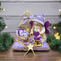 Paesaggio natalizio con angelo albero pieno di lavanda luci e slitta