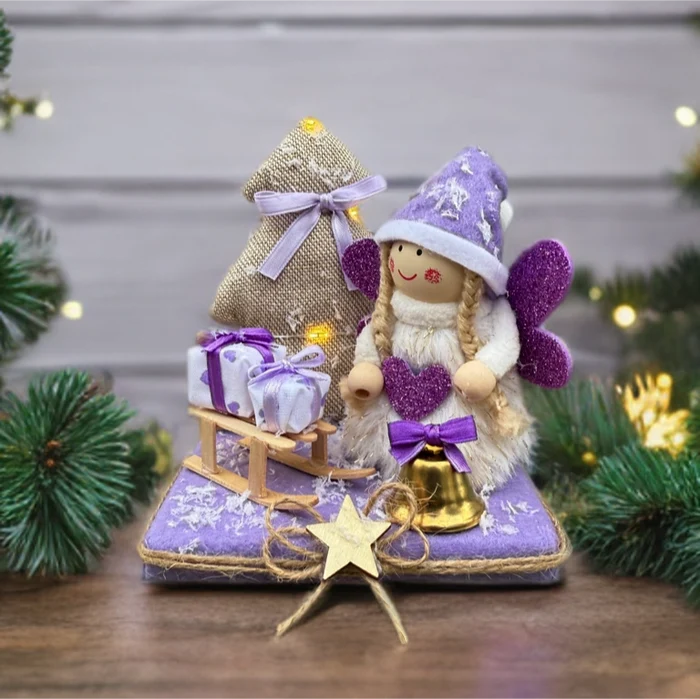 Paesaggio natalizio con angelo albero pieno di lavanda luci e slitta