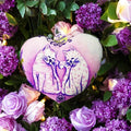 idee regalo san valentino cuore in stoffa alla lavanda con gatti innamorati stampati
