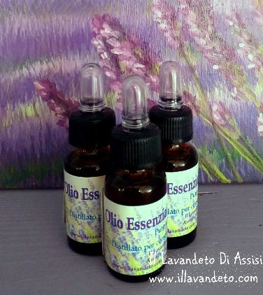 Olio essenziale di lavanda puro, naturale al 100%. L' olio essenziale di lavanda ha tantissime  proprietà ed  è un eccellente profumatore per ambiente, il suo profumo è piacevole e rilassante e aiuta il sonno.  Può essere usato anche per il pavimento, mettendo qualche goccia sulle piastrelle una volta pulite, può essere aggiunto in lavatrice, e nell' acqua dei termosifoni o nell' umidificatore.