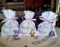 Sacchetti Natalizi. Idee regalo Natale. idee regalo Natale per aziende. Sacchetti con lavanda e frasi auguri. Sacchetti ricamati a punto croce. Sacchetti profumati.  I nostri sacchettini con fiori di lavanda sono ricamati a mano con frasi natalizie. I sacchettini di lavanda sono realizzati a mano e sono un'idea regalo Natale economica e utile.