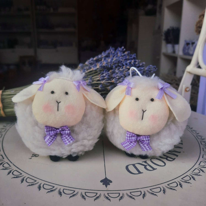 Pecorella. Pecorella originale. Idee regalo Pasqua. Idee regalo originali.  Idee regalo Pasqua  vendita online. Regali di Pasqua. Peluche pecorella. la pecora in tessuto è  realizzata a mano e piena di fiori di lavanda. Idea regalo Natale, idea regalo Pasqua. La nostra pecorella è realizzata con pelliccetta e nastrini lilla. Regalo di Natale, bomboniere con animali, pecora per bomboniere, idee regalo economiche. Decorazione albero di Pasqua.
