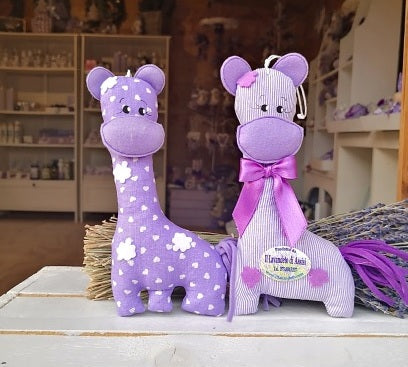 Un sacchetto di lavanda a forma di giraffa, prodotti alla lavanda, sacchetti per bomboniere, animali per bomboniere, giraffa per bomboniere, bomboniere battesimo, bomboniere profumate, bomboniere simpatiche, bomboniere fai da te,  un oggetto profumato creativo e decorativo che contiene fiori essiccati di lavanda e ha la forma di una giraffa. Un sacchetto profumato a forma di giraffa riempito di fiori essiccati, bomboniere personalizzateccati di lavanda, ideale per profumare armadi, cassetti e ambienti
