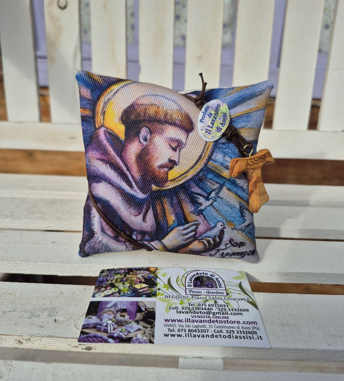 cuscino con lavanda che rappresenta San Francesco, decorato con collana Tau. Disegno dipinto a mano e riprodotto. Un articolo religioso originale, firmato  Il Lavandeto Di Assisi, il cuscino può essere anche appeso, e profumerà delicatamente l' ambiente. Dimensioni 12x12