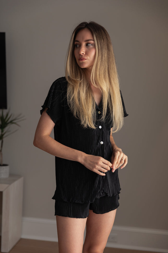 Waverles Pleated Short Bridal Set in Noir